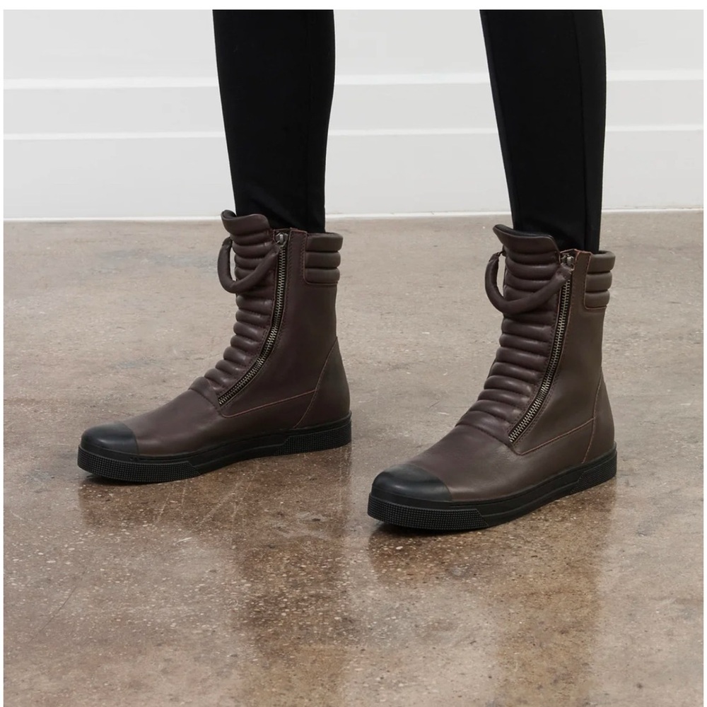 Brown Ankle Boots with High-Top Design and Textured Upper - Picture 2 of 4